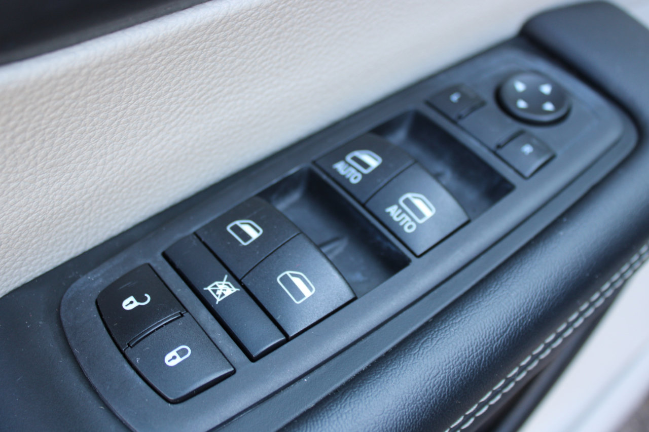 Used 2023 Chrysler Pacifica Touring-L image 15