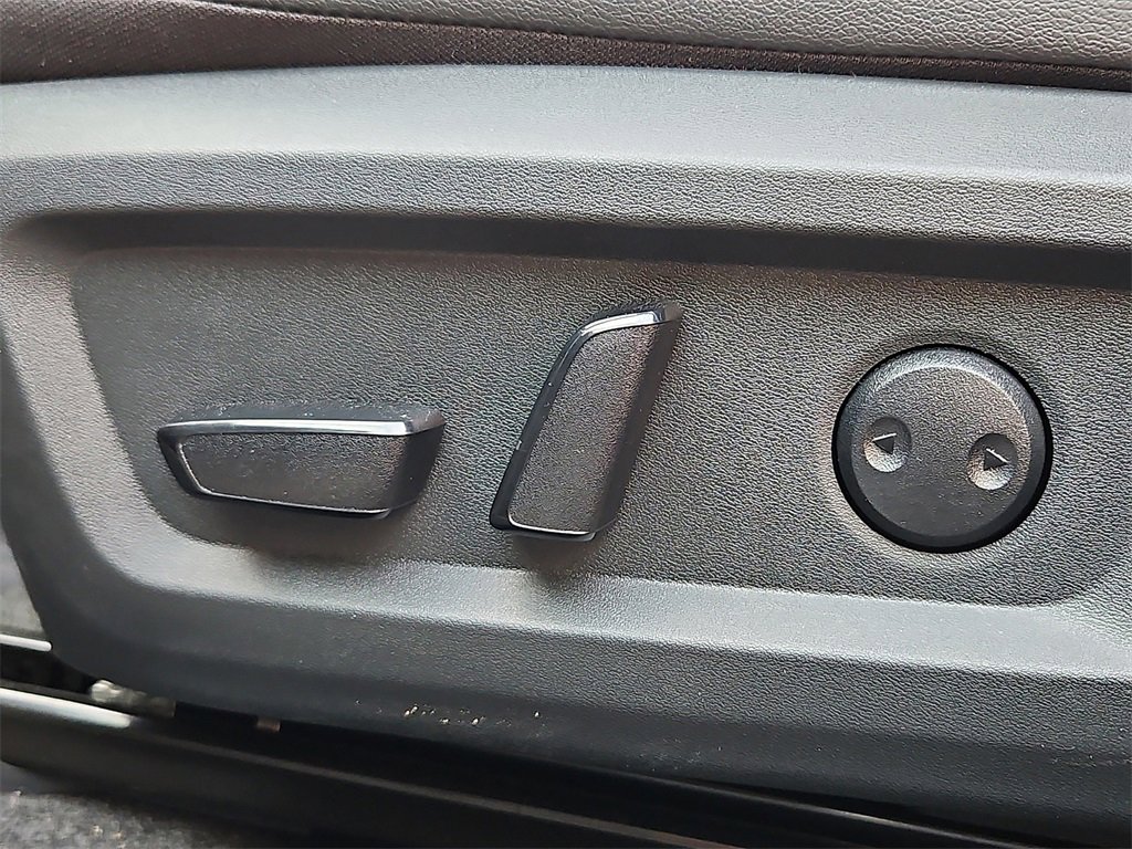 Certified 2025 Nissan Rogue SV image 28