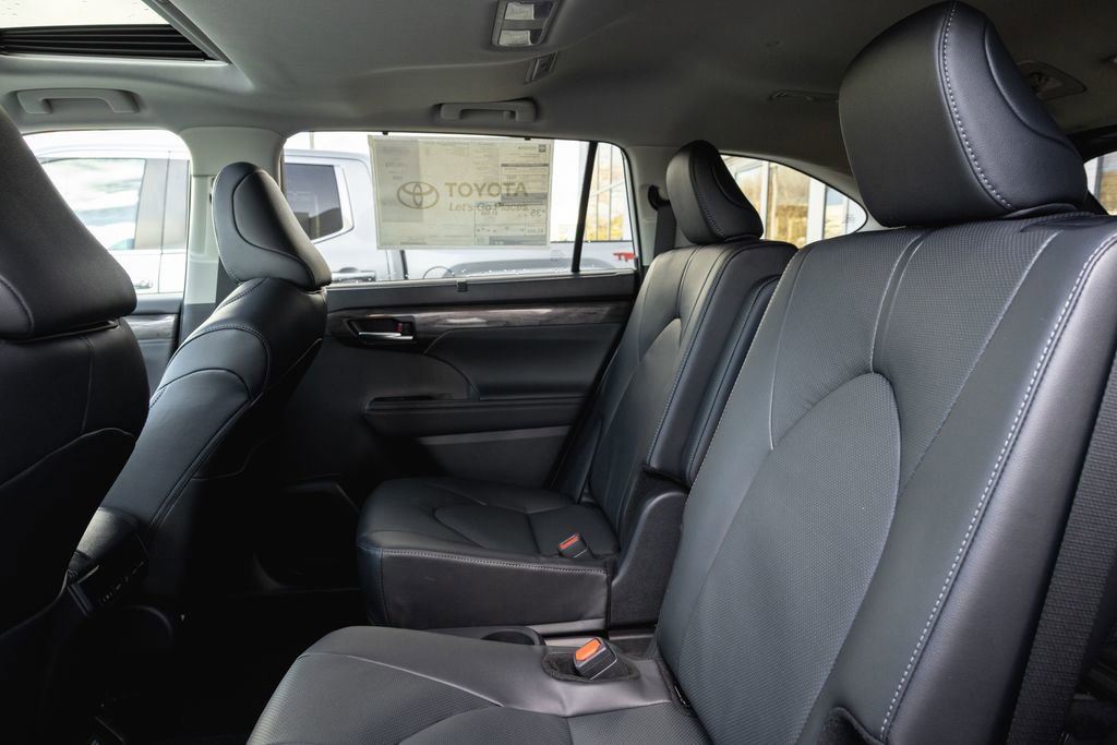 New 2026 Toyota Highlander Limited image 8