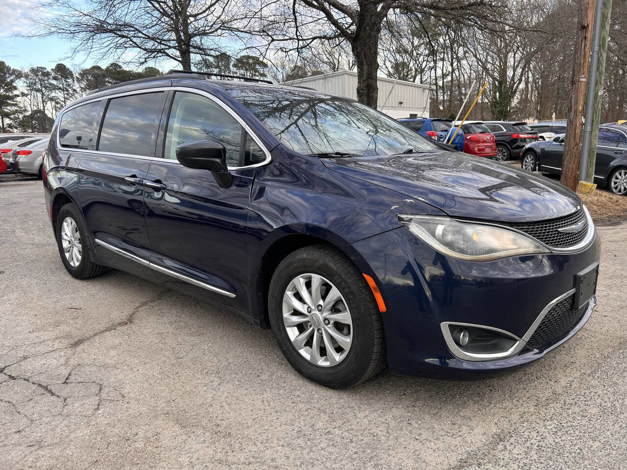 Used 2017 Chrysler Pacifica Touring-L FWD image 2