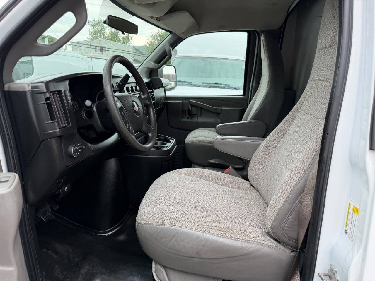 Used 2017 Chevrolet Express 3500 RWD image 10