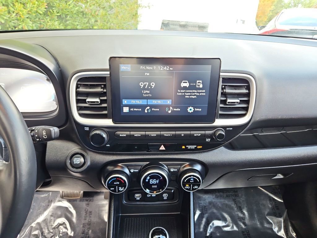 Used 2025 Hyundai Venue SEL image 15