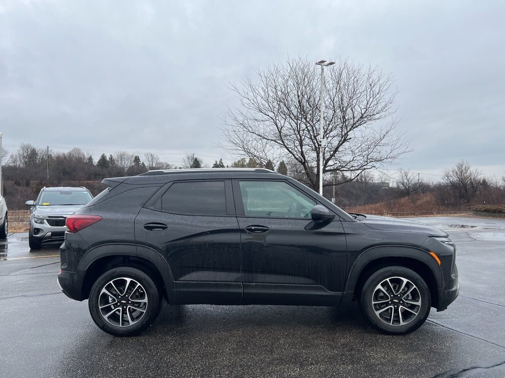 Used 2025 Chevrolet TrailBlazer LT w/ Driver Confidence Package image 3