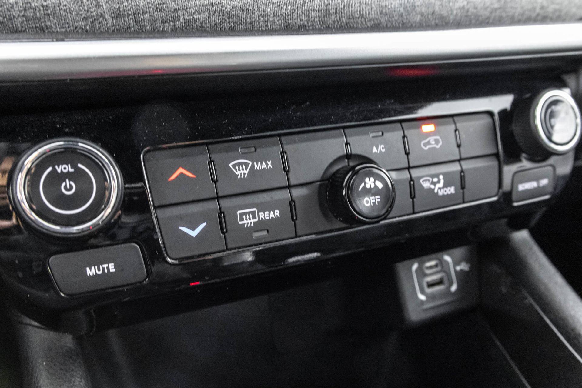Used 2024 Jeep Compass Latitude AWD/4WD image 28