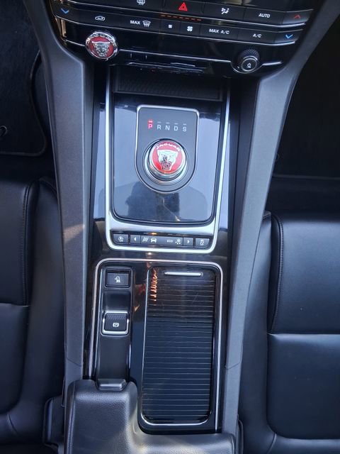 Used 2019 Jaguar F-PACE image 16