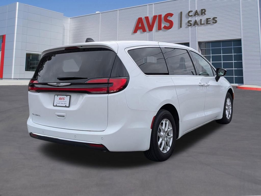 Used 2025 Chrysler Pacifica Select image 6