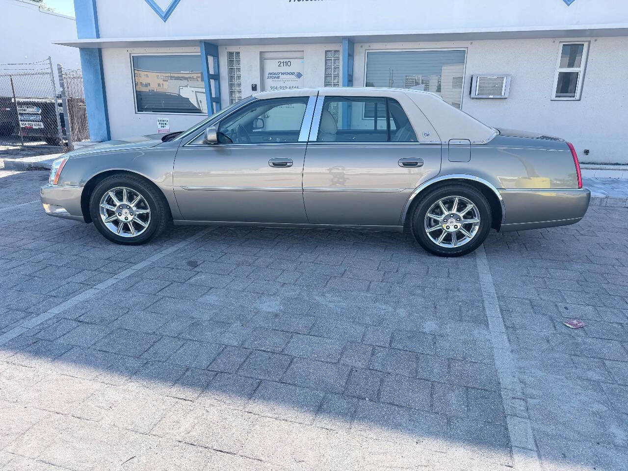 Used 2010 Cadillac DTS Luxury FWD image 5