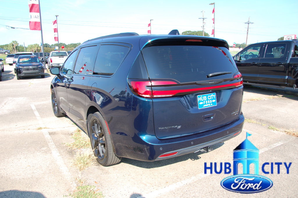 Used 2023 Chrysler Pacifica Limited w/ Uconnect Theater Family Group AWD/4WD image 3