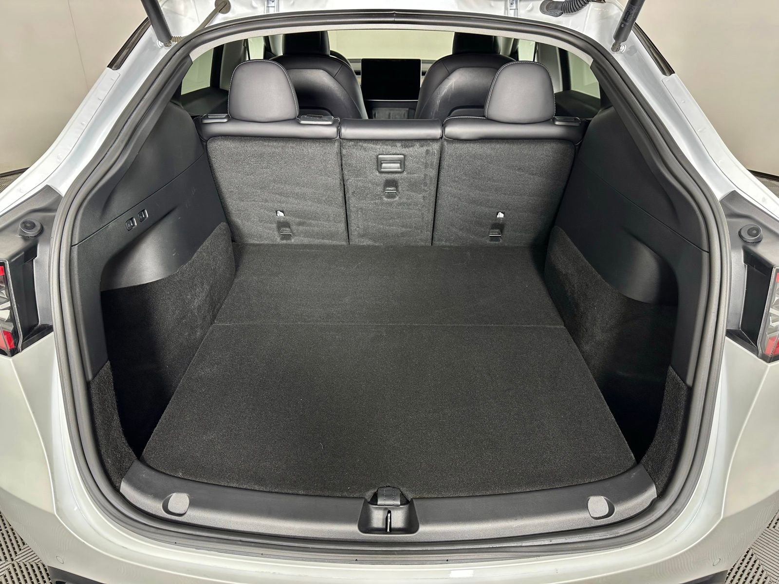 Used 2022 Tesla Model Y Long Range image 27