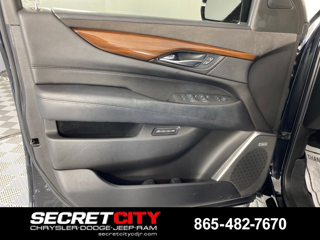 Used 2016 Cadillac Escalade Luxury AWD/4WD image 12