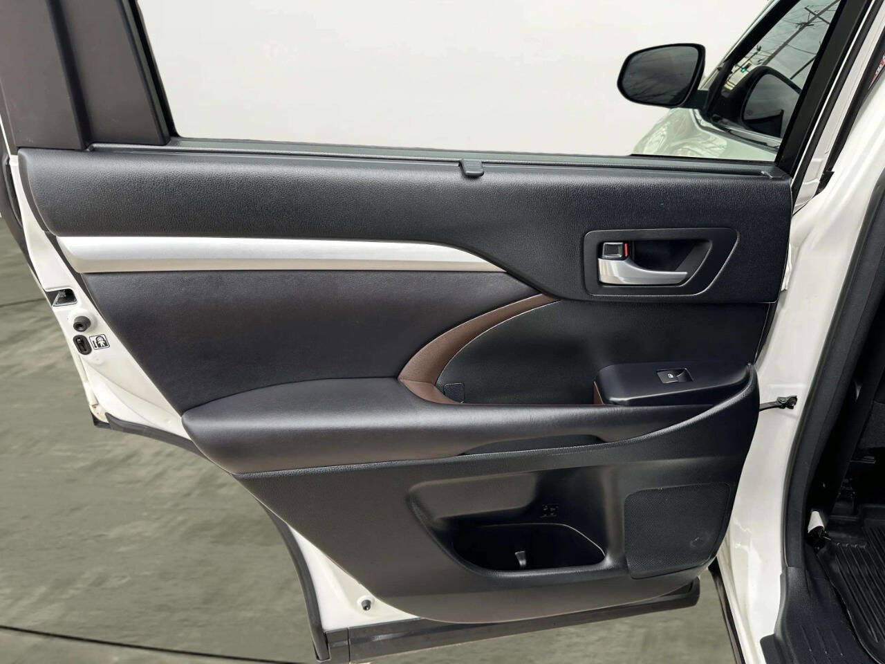 Used 2017 Toyota Highlander XLE image 12