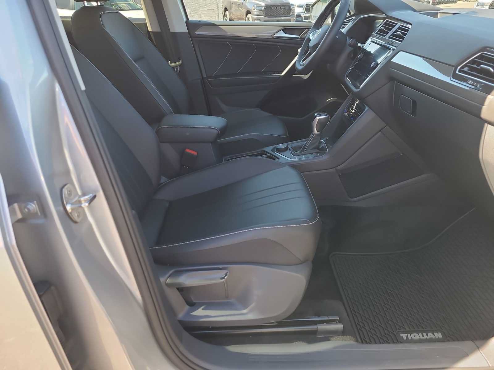 Used 2022 Volkswagen Tiguan SE AWD/4WD image 22