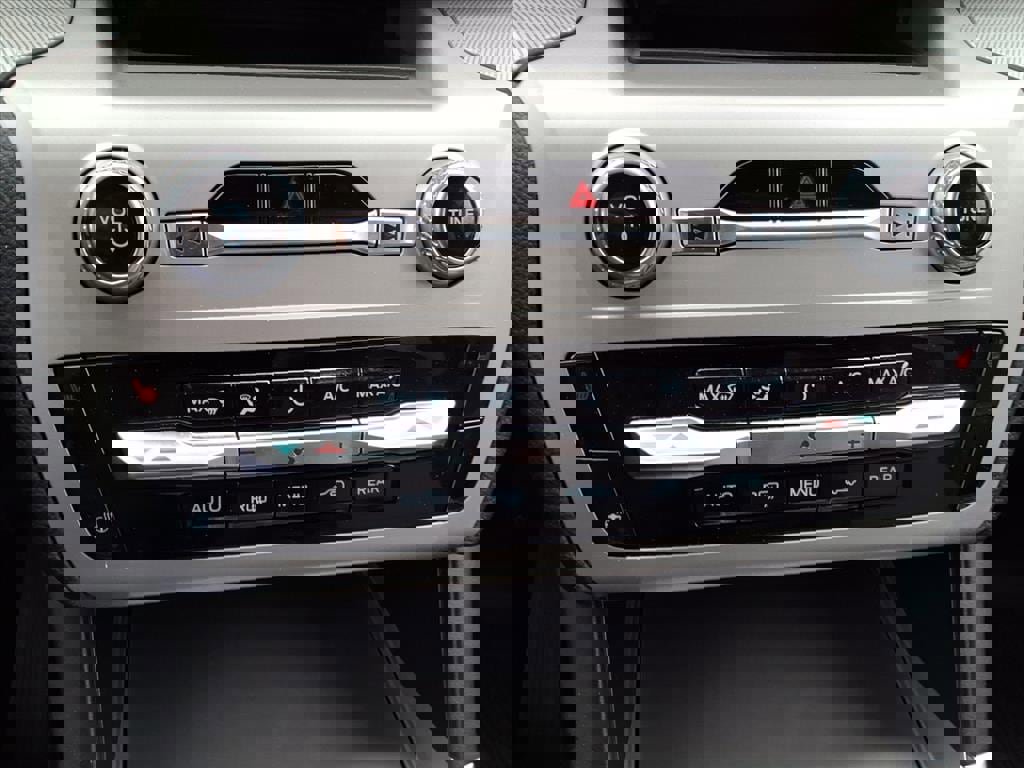 Certified 2022 Ford Explorer XLT w/ Equipment Group 202A image 25