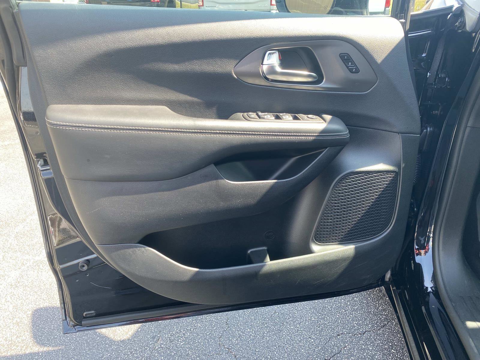 Certified 2025 Chrysler Pacifica Select image 19