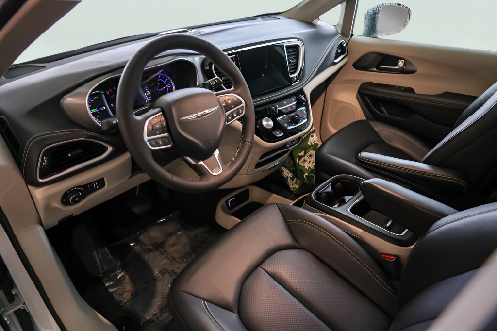 Used 2024 Chrysler Pacifica Limited FWD image 12