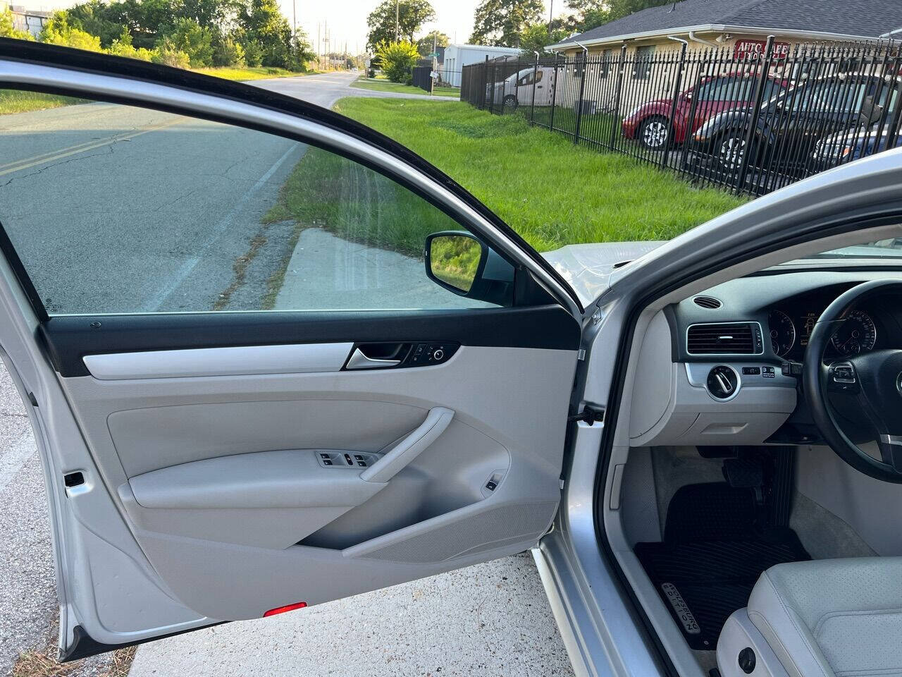 Used 2013 Volkswagen Passat TDI SE FWD image 11