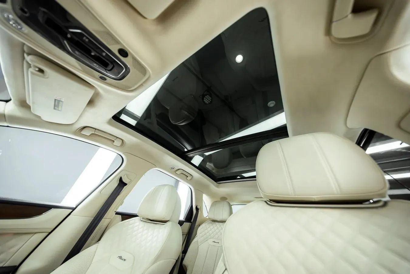 Used 2023 Bentley Bentayga AWD/4WD image 18