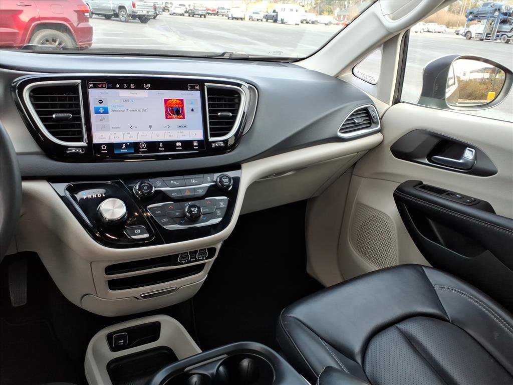 Used 2023 Chrysler Pacifica Touring-L image 27