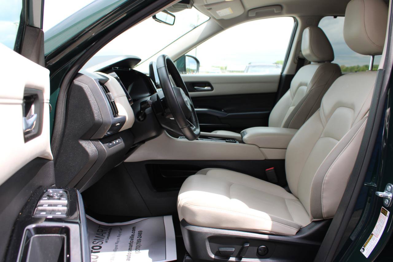 Used 2025 Nissan Pathfinder SL AWD/4WD image 18