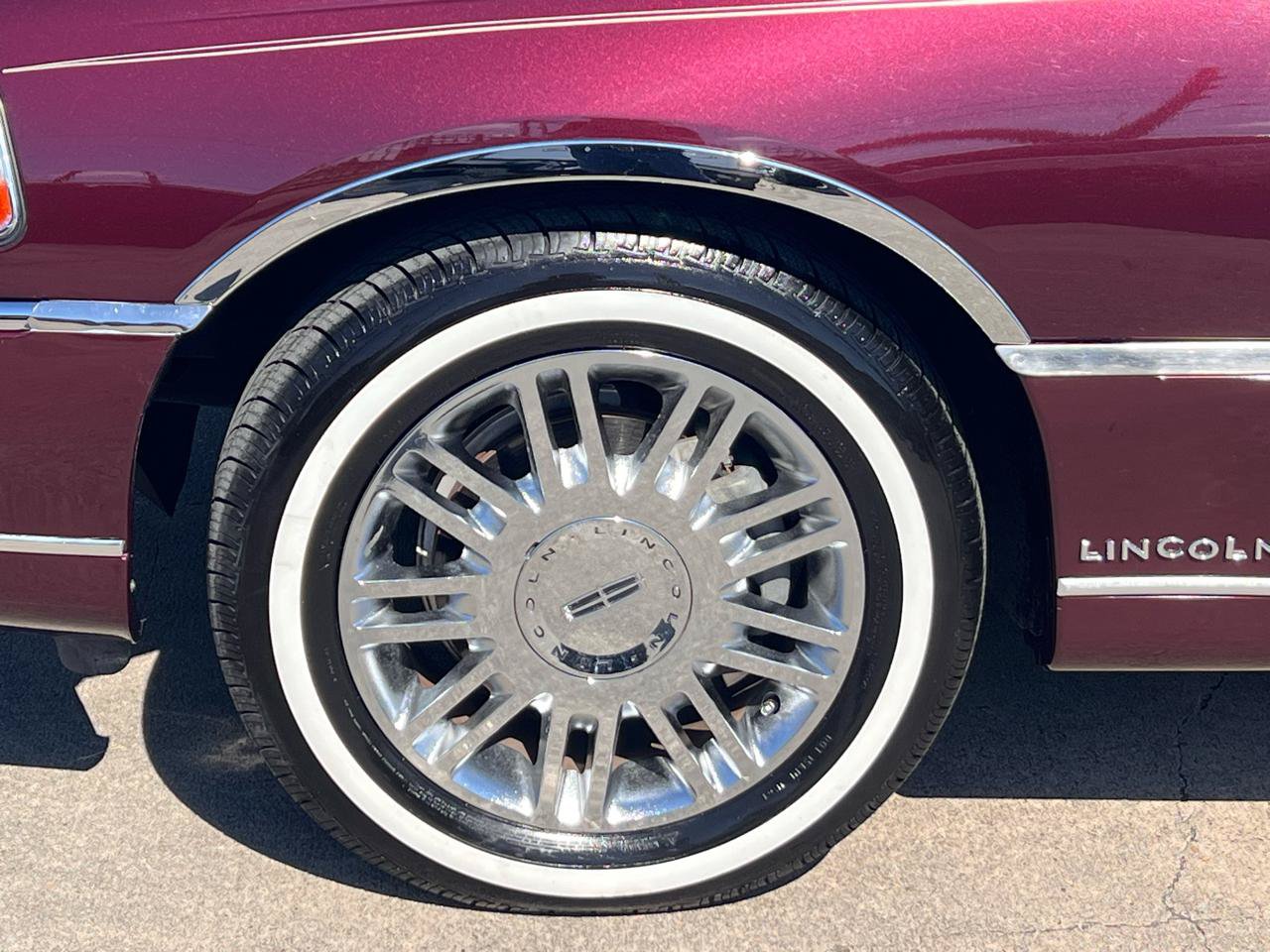 Used 2006 Lincoln Town Car Signature RWD image 19