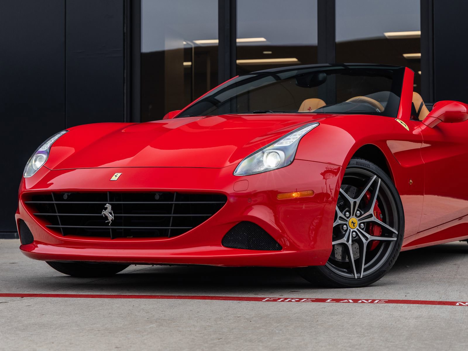 Used 2016 Ferrari California T RWD image 3