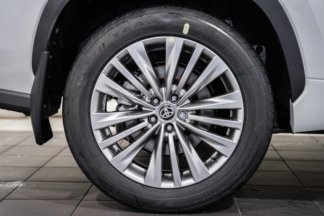 New 2026 Toyota Highlander Platinum image 18