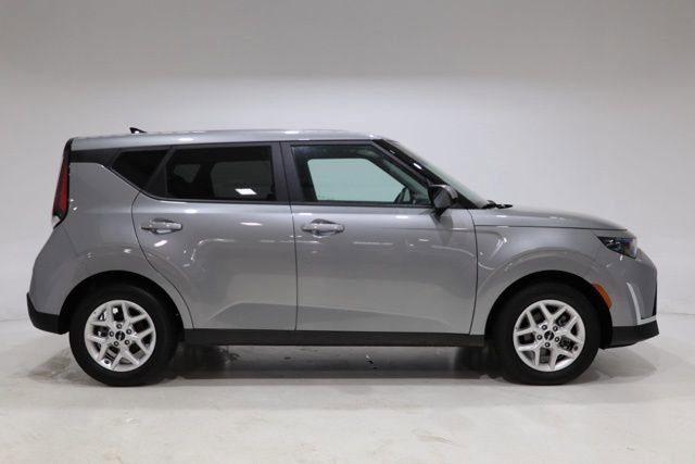Used 2025 Kia Soul LX FWD image 9