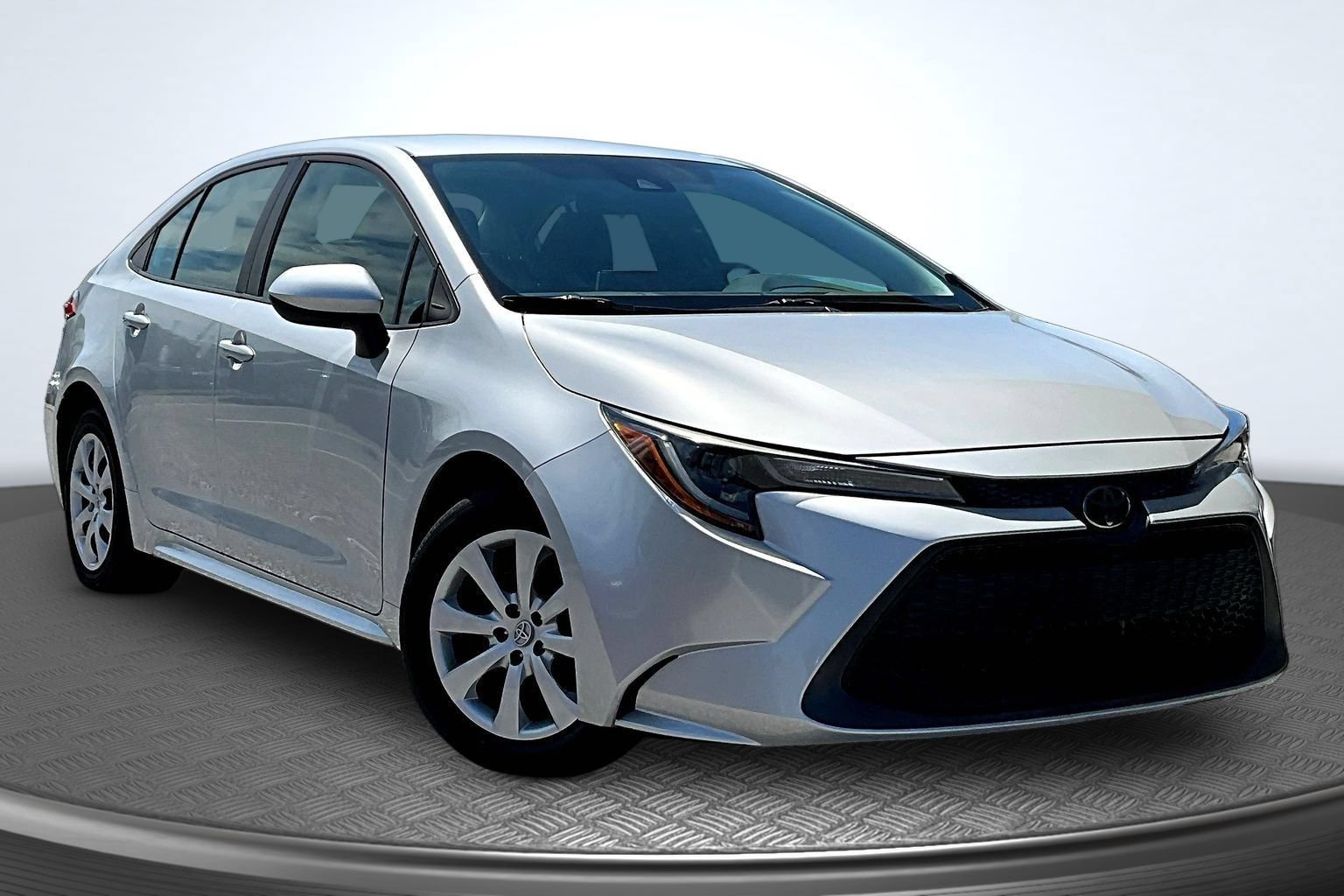Used 2021 Toyota Corolla LE FWD image 2