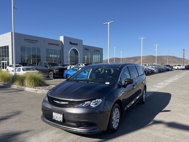 Used 2022 Chrysler Voyager LX image 4
