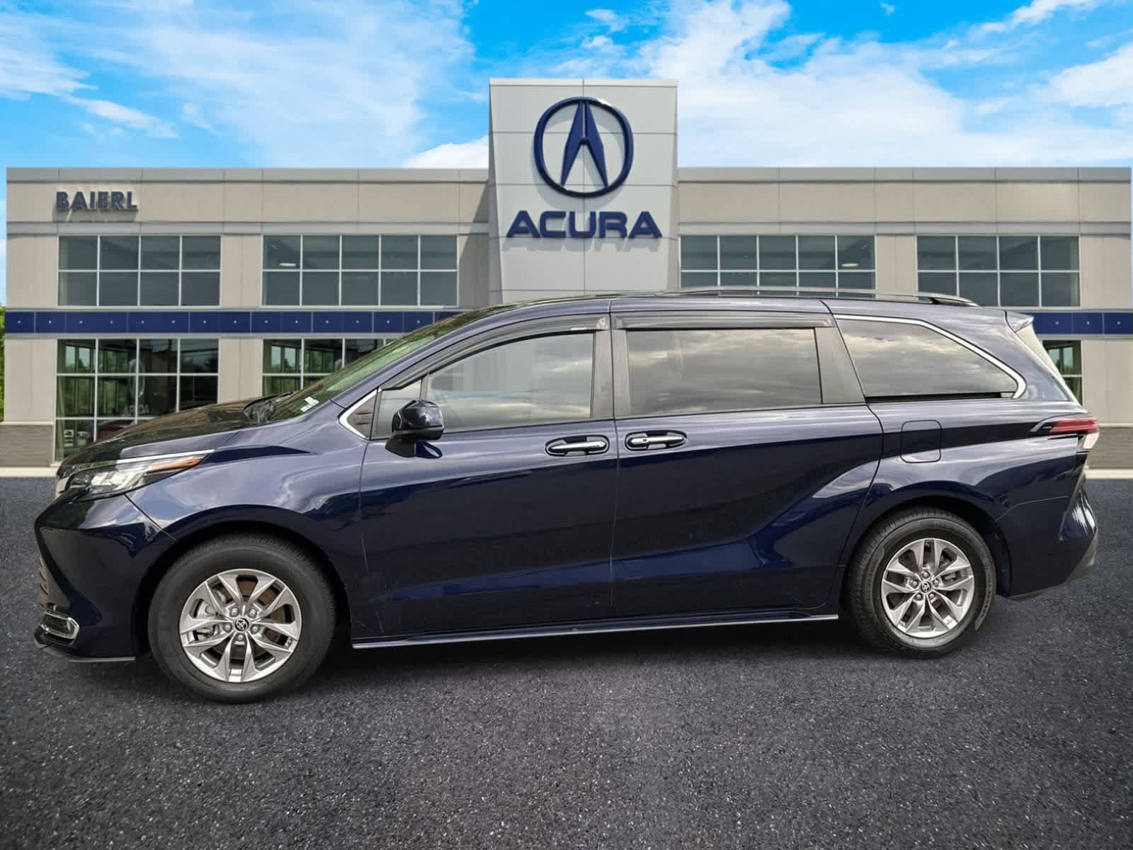 Used 2022 Toyota Sienna XLE FWD image 2
