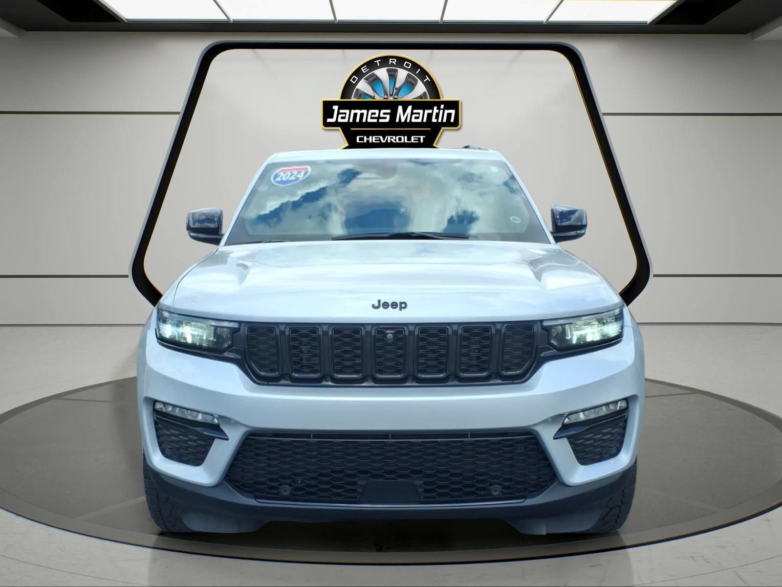Used 2024 Jeep Grand Cherokee Limited w/ Luxury Tech Group II AWD/4WD image 2