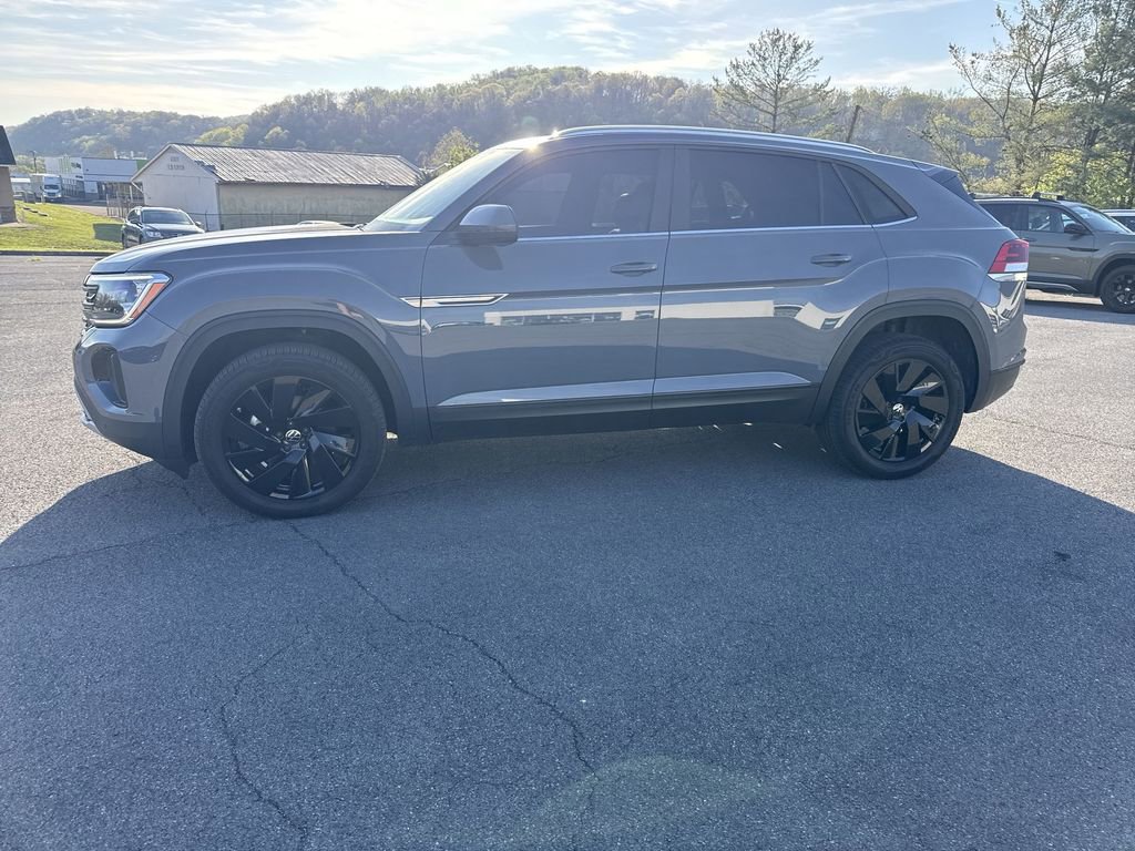 Used 2025 Volkswagen Atlas Cross Sport SE w/ Black Wheel Package image 3