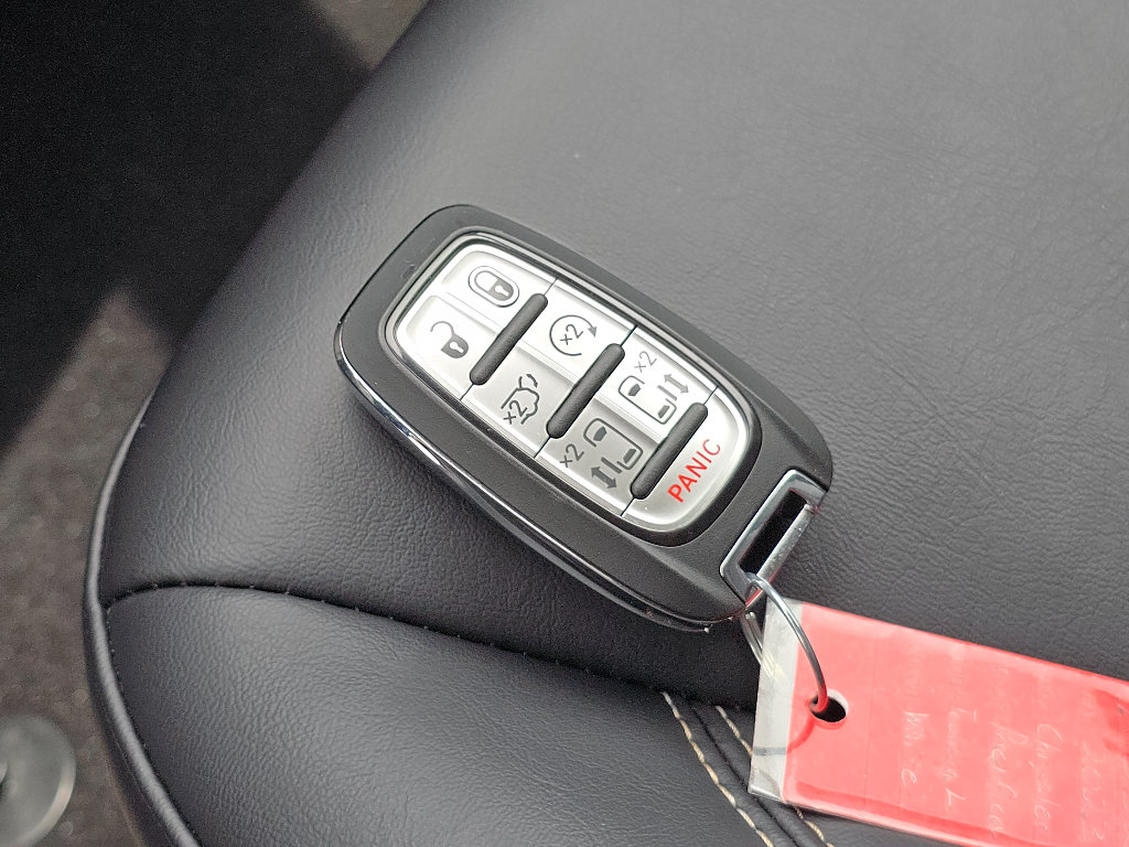 Used 2023 Chrysler Pacifica Touring-L AWD/4WD image 34