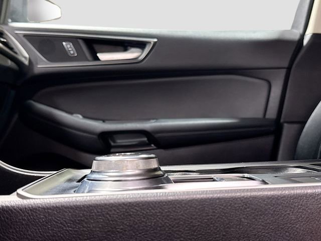 Used 2021 Ford Edge SE image 18