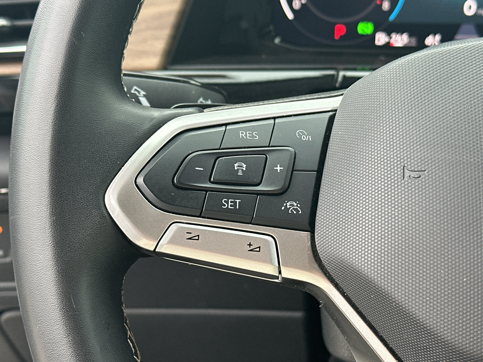 Used 2025 Volkswagen Atlas SE AWD/4WD image 17