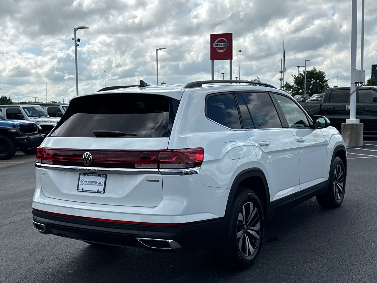 Used 2024 Volkswagen Atlas SE AWD/4WD image 3