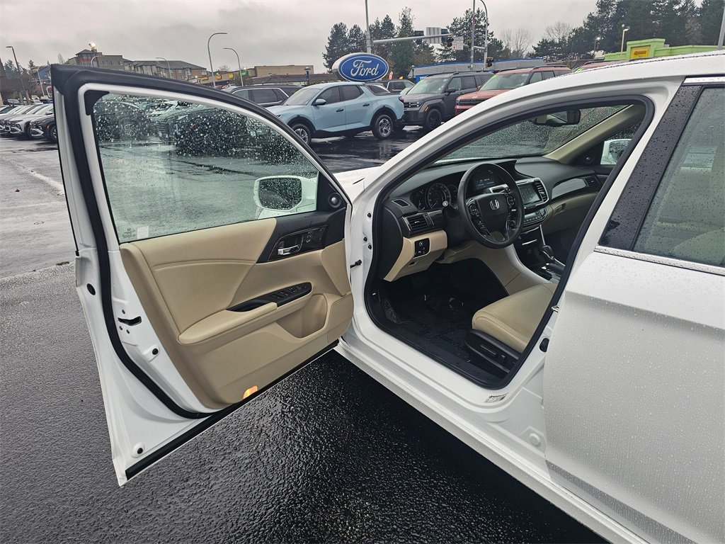 Used 2016 Honda Accord Touring image 17