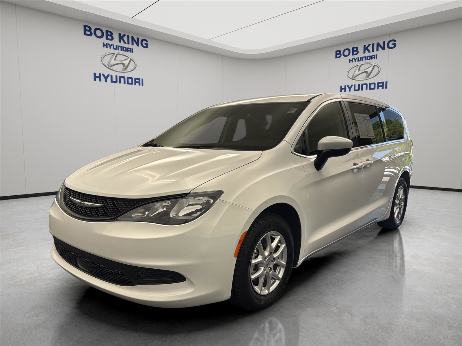 Used 2023 Chrysler Voyager LX FWD image 1