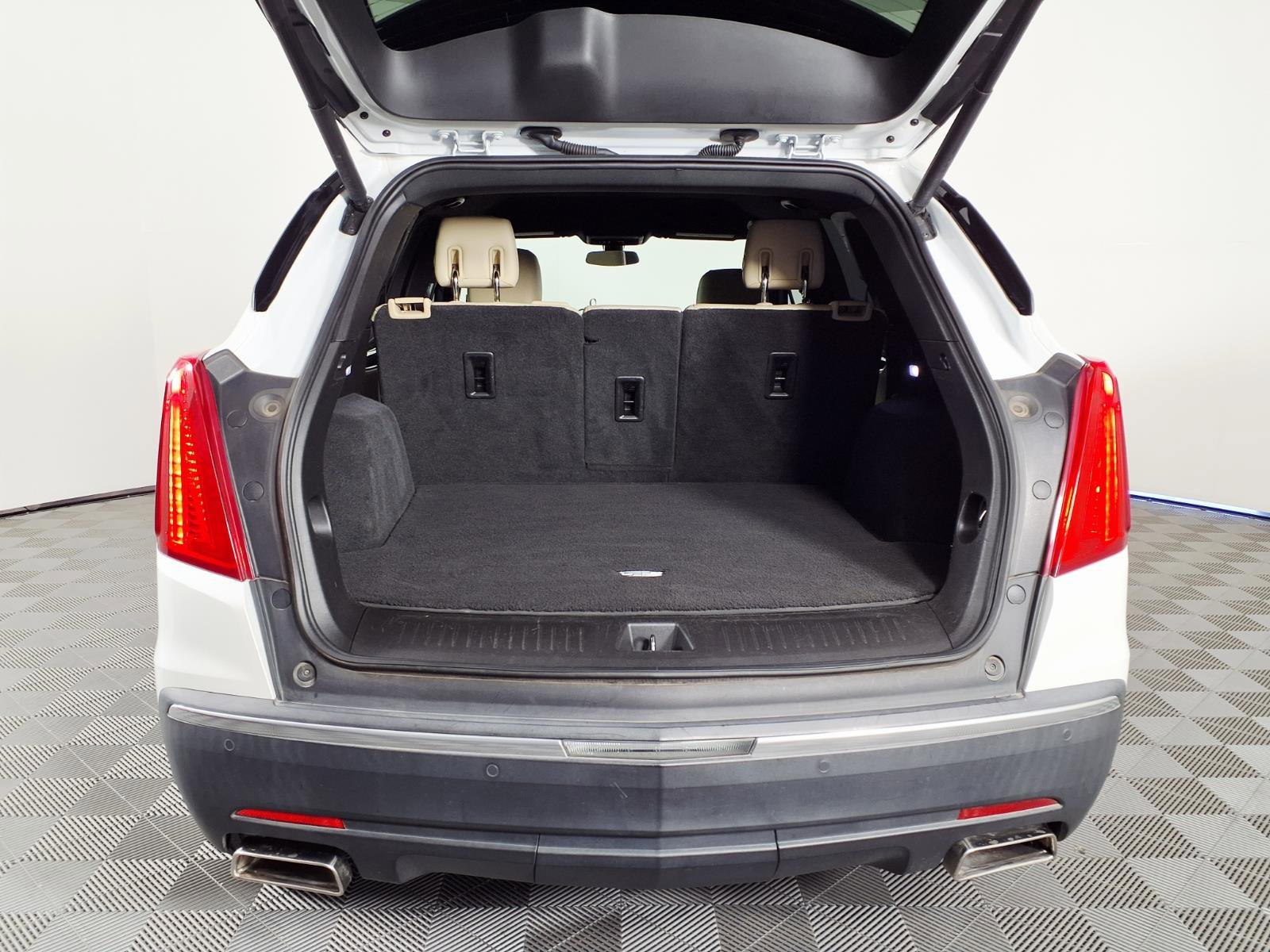 Used 2018 Cadillac XT5 FWD w/ LPO, Wheel Lock Package image 8