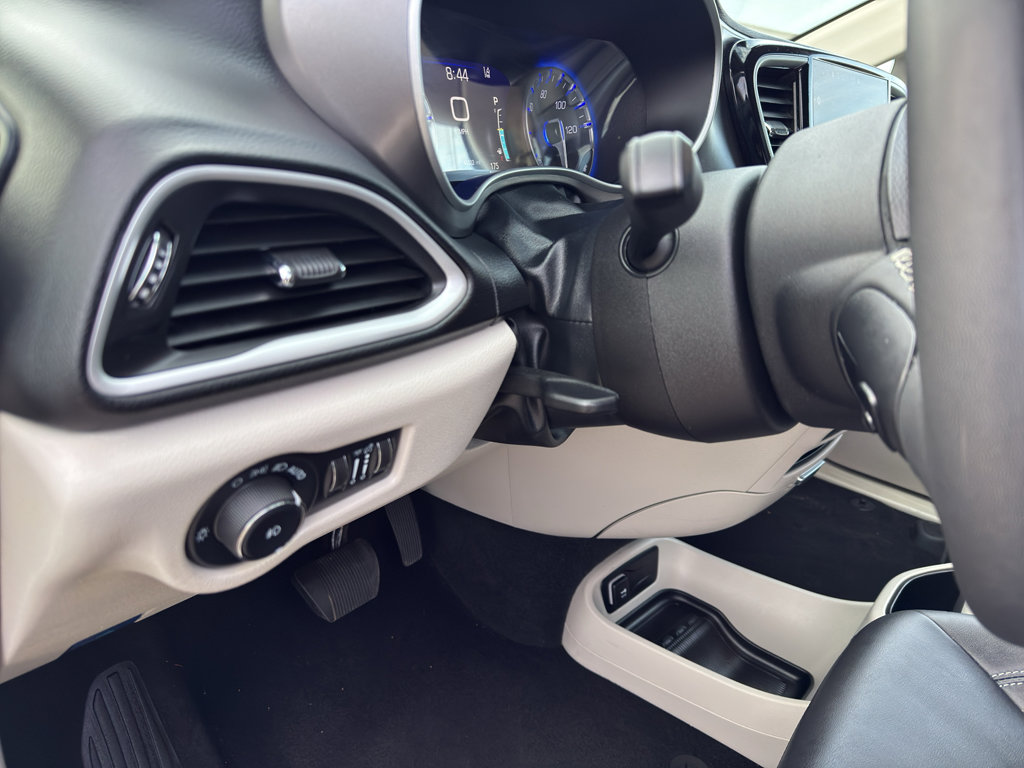 Used 2024 Chrysler Pacifica Touring-L image 13