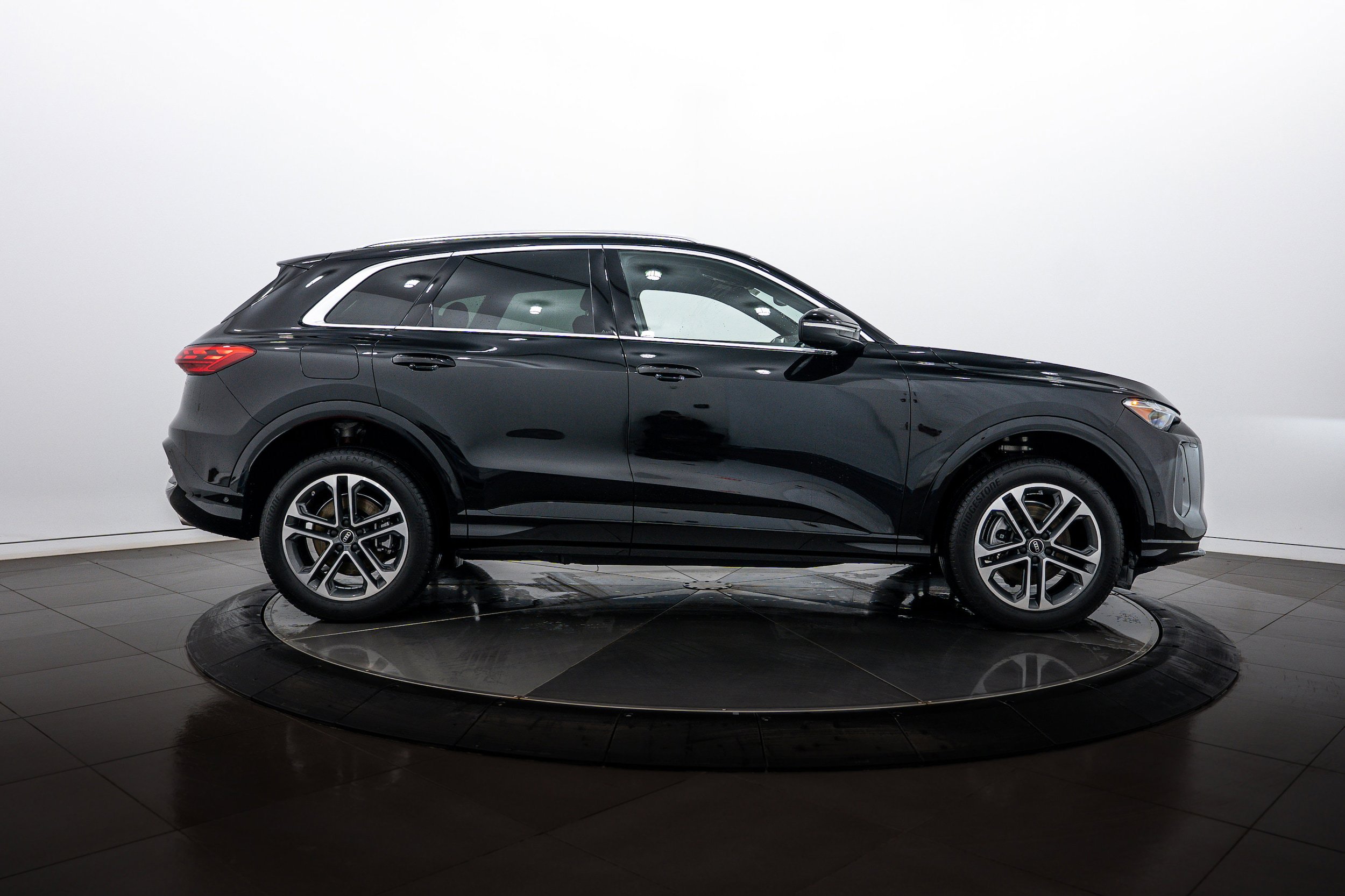 Certified 2025 Audi Q5 Premium w/ Convenience Package AWD/4WD image 3