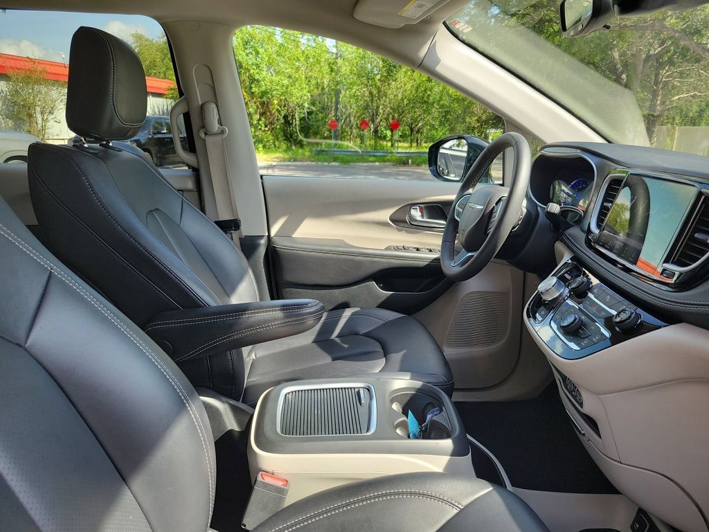 Used 2024 Chrysler Pacifica Limited FWD image 37