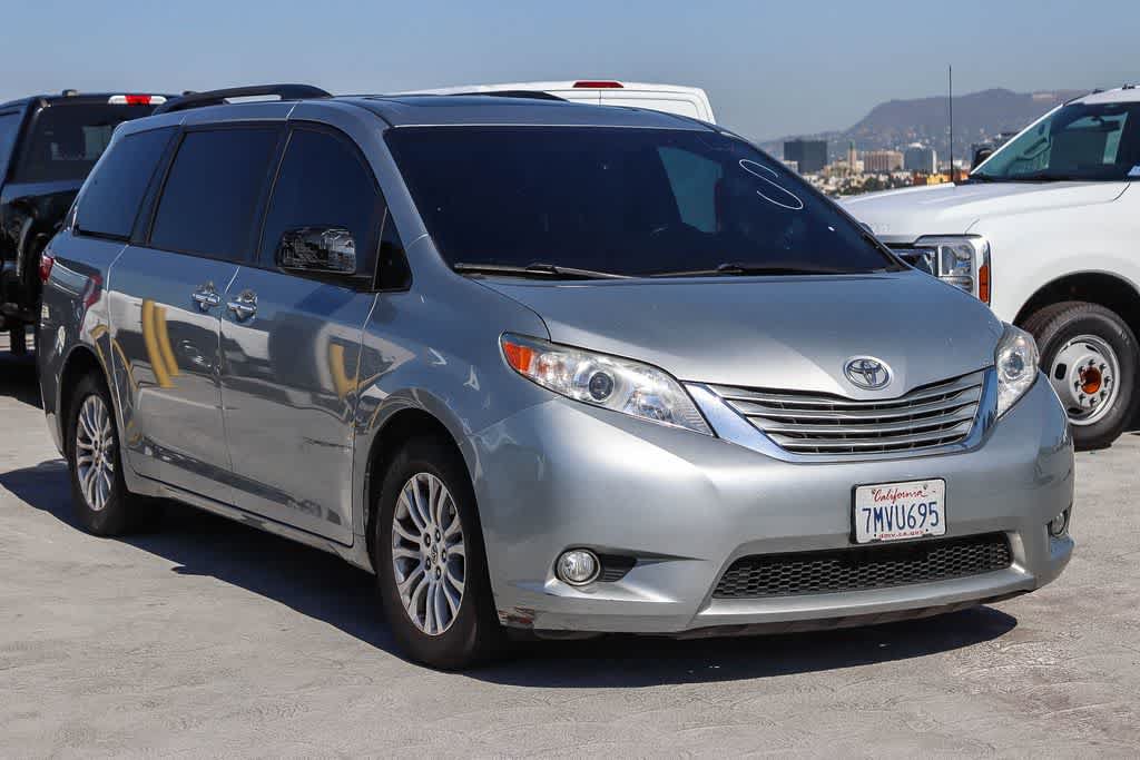 Used 2015 Toyota Sienna XLE w/ XLE Navigation Package FWD image 3