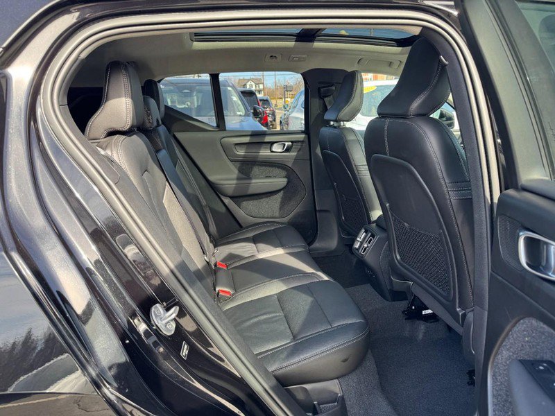 Certified 2023 Volvo XC40 B5 Ultimate w/ Protection Package Premier image 11
