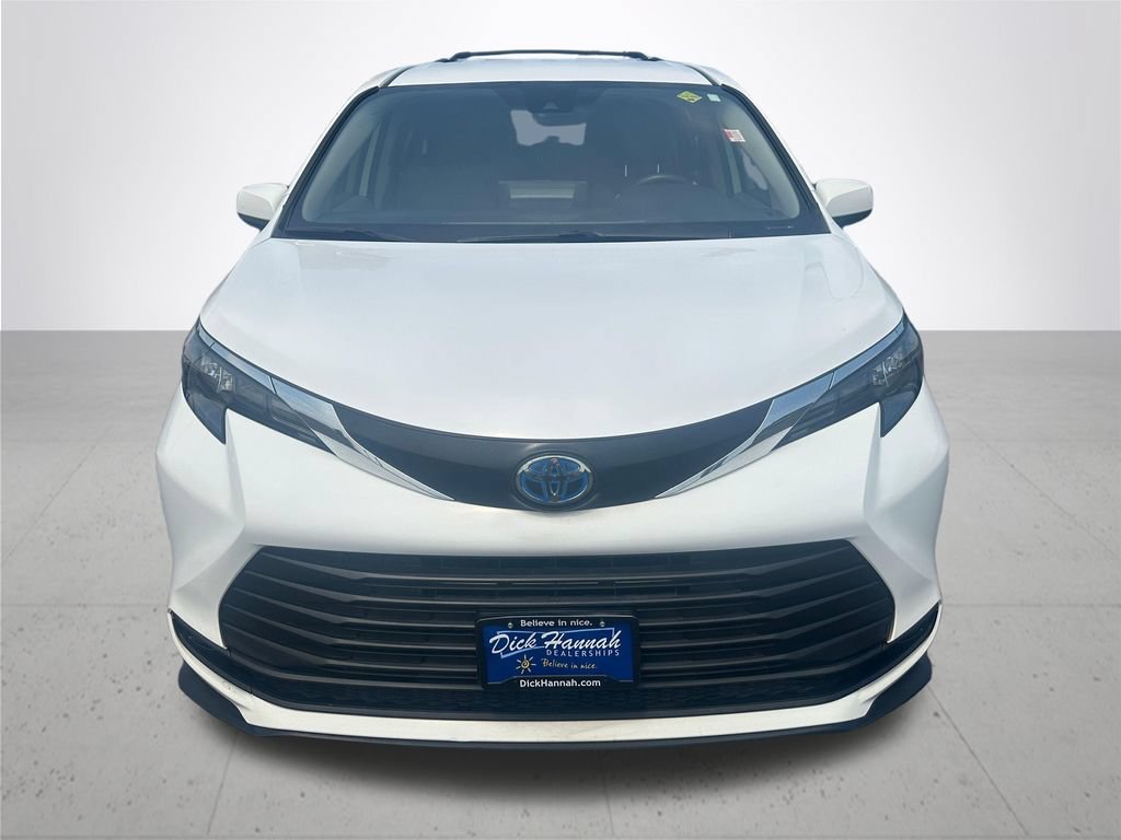 Used 2024 Toyota Sienna LE AWD/4WD image 3