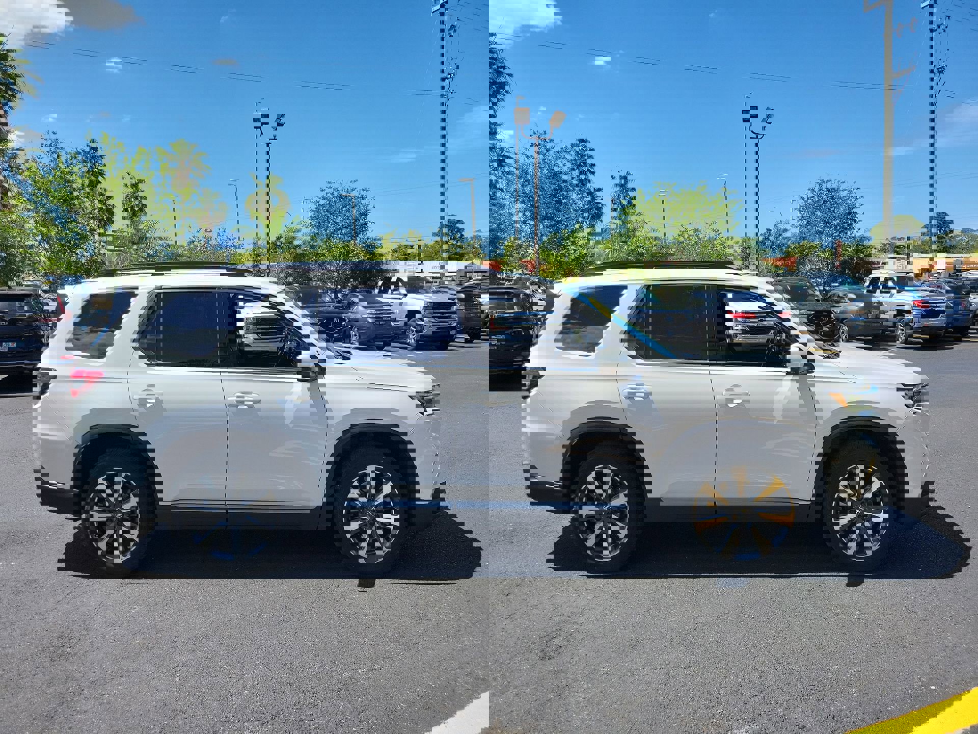 Used 2025 Honda Pilot Touring image 4