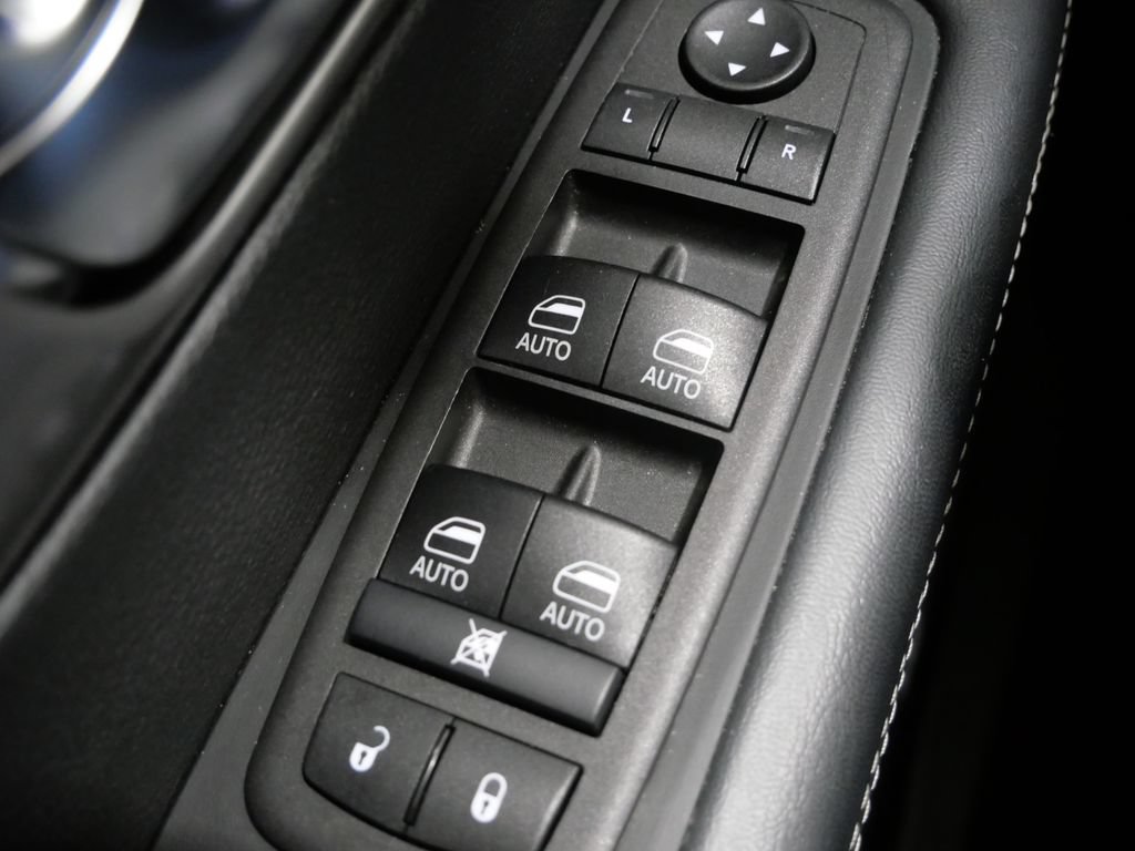 Used 2025 Chrysler Pacifica Select FWD image 13