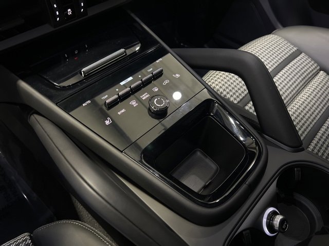 Used 2024 Porsche Cayenne Coupe image 39