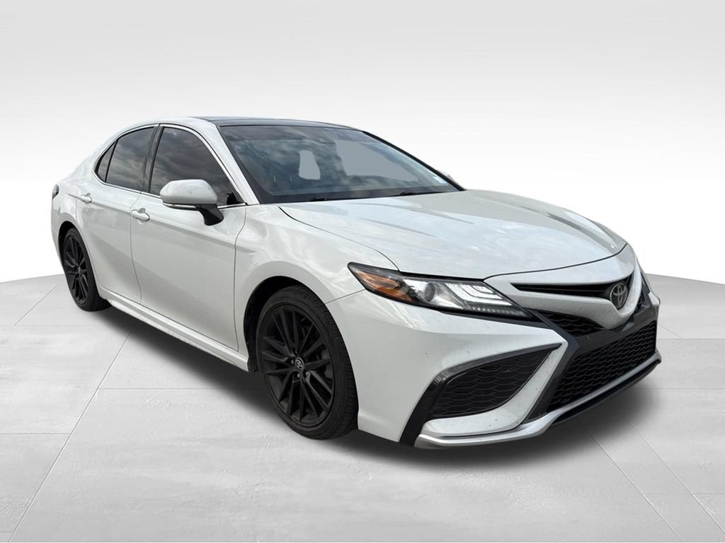 Used 2022 Toyota Camry XSE FWD image 3