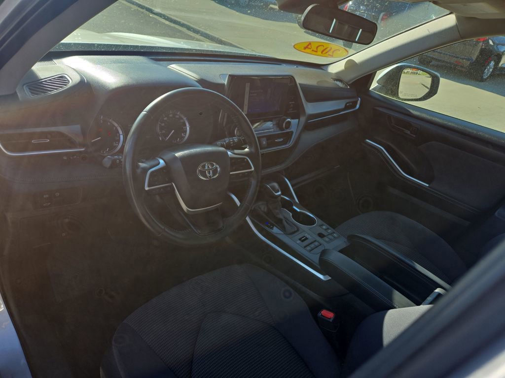 Used 2024 Toyota Highlander LE image 27